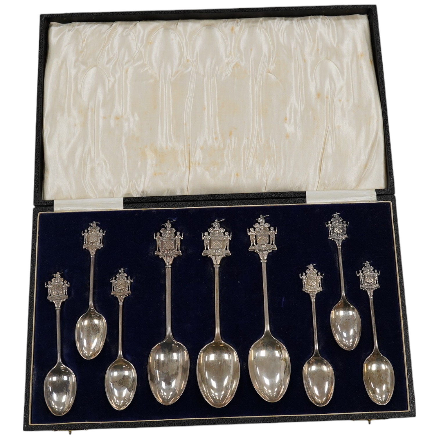 A cased set of George V silver spoons, the terminals with the crest of The Worshipful Company of Joiners and Ceilers, of two different sizes, 17.1cm and 12.9cm, various dates and makers including Elkington & Co, 11.4oz.